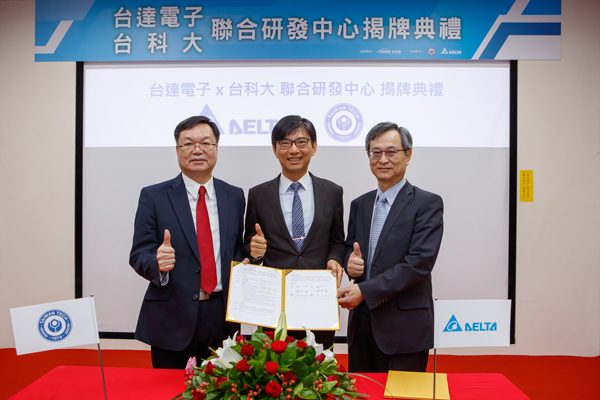 臺科大校長廖慶榮先生（左一）及臺達(dá)電子總經(jīng)理暨營運(yùn)長張訓(xùn)海先生（右一）代表雙方簽訂合作意向書
